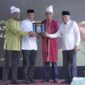 Pose bersama plakat penghargaan pahlawan nasional Zainal Abidin Syah oleh Sultan Tidore, Husain Alting Syah, Wali Kota Tidore Kepulauan, Muhammad Sinen, Ahli Waris, Prof Mahmud Arifin Raimadoya dan Wakil Gubernur Malut, Sarbin Sehe. 