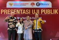 Staf Ahli Bidang Hukum, Politik, dan Pemerintahan, Fachrudin Tukuboya dan Kelapa Diskominfosan Malut, Iksan R.A. Arsyad bersama staf saat kegiatan presentasi uji publik di Komisi Informasi Pusat. 