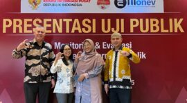 Staf Ahli Bidang Hukum, Politik, dan Pemerintahan, Fachrudin Tukuboya dan Kelapa Diskominfosan Malut, Iksan R.A. Arsyad bersama staf saat kegiatan presentasi uji publik di Komisi Informasi Pusat. 