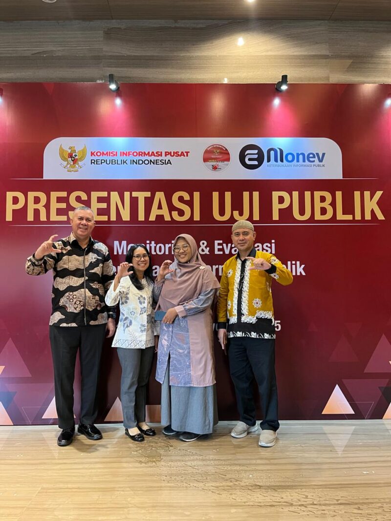 Staf Ahli Bidang Hukum, Politik, dan Pemerintahan, Fachrudin Tukuboya dan Kelapa Diskominfosan Malut, Iksan R.A. Arsyad bersama staf saat kegiatan presentasi uji publik di Komisi Informasi Pusat. 