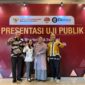 Staf Ahli Bidang Hukum, Politik, dan Pemerintahan, Fachrudin Tukuboya dan Kelapa Diskominfosan Malut, Iksan R.A. Arsyad bersama staf saat kegiatan presentasi uji publik di Komisi Informasi Pusat. 