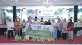Wakil Wali Kota Tidore Kepulauan, Ahmad Laiman foto bersama dengan peserta Qasidah. 