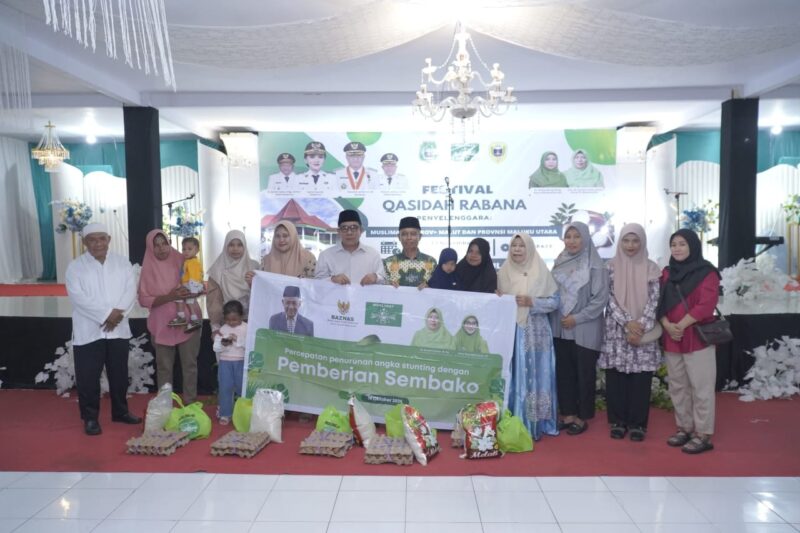 Wakil Wali Kota Tidore Kepulauan, Ahmad Laiman foto bersama dengan peserta Qasidah. 