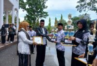 Wahub Sula, M. Saleh Marasabessy memberi piala kepada pemenang lomba. Dokumentasi: Am Teapon/marasai.id