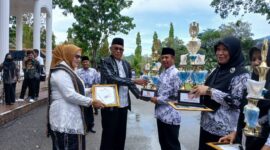 Wahub Sula, M. Saleh Marasabessy memberi piala kepada pemenang lomba. Dokumentasi: Am Teapon/marasai.id