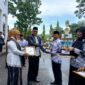 Wahub Sula, M. Saleh Marasabessy memberi piala kepada pemenang lomba. Dokumentasi: Am Teapon/marasai.id