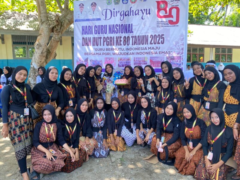 Sanggar STARSA, Dodinga Halbar turut meriahkan upacara HUT PGRI dan HGN.