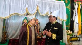 Sultan Tidore, Husain Syah mendampingi Menteri Kebudayaan RI, Fadli Zon. 