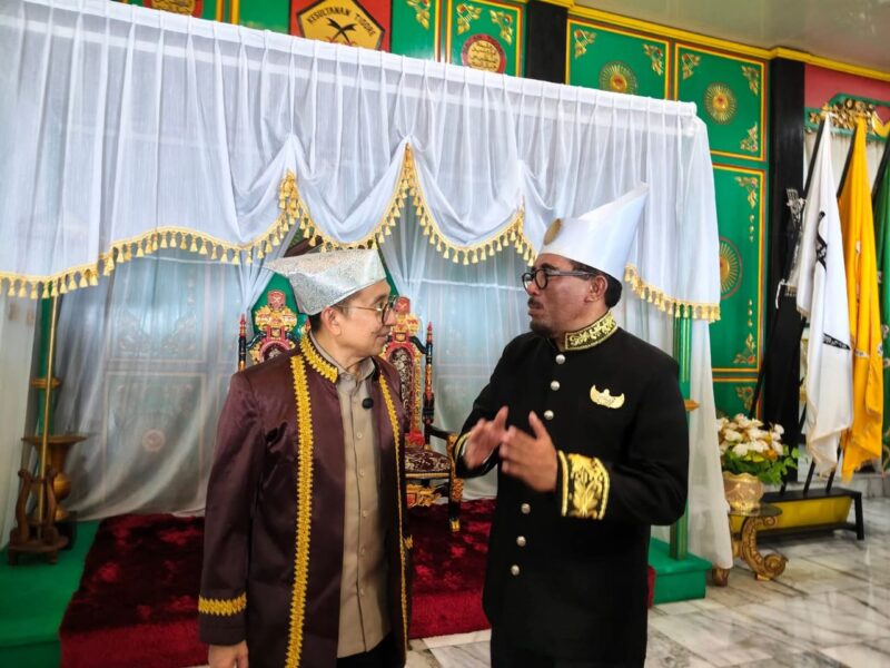 Sultan Tidore, Husain Syah mendampingi Menteri Kebudayaan RI, Fadli Zon. 