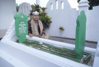 Menteri Kebudayaan Republik Indonesia Fadli Zon Saat menjiarahi Makam Sultan Zainal Abidin Sjah di Halaman Kedaton Kesultanan Tidore, Kamis (27/11/2025). 