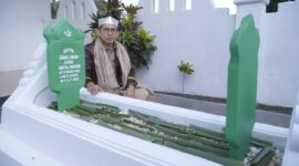 Menteri Kebudayaan Republik Indonesia Fadli Zon Saat menjiarahi Makam Sultan Zainal Abidin Sjah di Halaman Kedaton Kesultanan Tidore, Kamis (27/11/2025). 