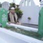 Menteri Kebudayaan Republik Indonesia Fadli Zon Saat menjiarahi Makam Sultan Zainal Abidin Sjah di Halaman Kedaton Kesultanan Tidore, Kamis (27/11/2025). 