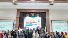 Foto bersama Kepala Subbagian Umum Balai Bahasa Provinsi Maluku Utara, Nurul Istiqamallah, pemateri dan peserta Desiminasi Produk Penerjemahan. 