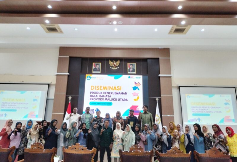 Foto bersama Kepala Subbagian Umum Balai Bahasa Provinsi Maluku Utara, Nurul Istiqamallah, pemateri dan peserta Desiminasi Produk Penerjemahan. 