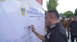 Wali Kota Tidore Muhammad Sinen melakukan penandatanganan Piagam Komitmen Pembangunan Zona Integritas.