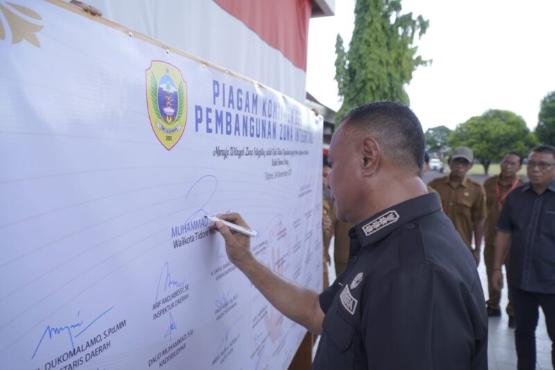 Wali Kota Tidore Muhammad Sinen melakukan penandatanganan Piagam Komitmen Pembangunan Zona Integritas.