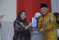Wakil Gubernur Maluku Utara, Sarbin Sehe memberikan piagam penghargaan kepada Bunda PAUD Kota Tidore Kepulauan, Hj. Rahmawati Muhammad Sinen, menerima penghargaan sebagai Bunda PAUD Inspiratif 2