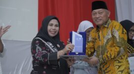Wakil Gubernur Maluku Utara, Sarbin Sehe memberikan piagam penghargaan kepada Bunda PAUD Kota Tidore Kepulauan, Hj. Rahmawati Muhammad Sinen, menerima penghargaan sebagai Bunda PAUD Inspiratif 2