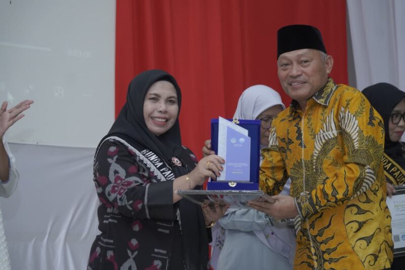 Wakil Gubernur Maluku Utara, Sarbin Sehe memberikan piagam penghargaan kepada Bunda PAUD Kota Tidore Kepulauan, Hj. Rahmawati Muhammad Sinen, menerima penghargaan sebagai Bunda PAUD Inspiratif 2