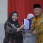 Wakil Gubernur Maluku Utara, Sarbin Sehe memberikan piagam penghargaan kepada Bunda PAUD Kota Tidore Kepulauan, Hj. Rahmawati Muhammad Sinen, menerima penghargaan sebagai Bunda PAUD Inspiratif 2