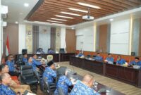 Sekretaris Daerah Kota Tidore Kepulauan, Ismail Dukomalamo, saat mengikuti Rapat Koordinasi Nasional melalui zoom meeting. 