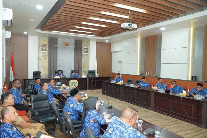 Sekretaris Daerah Kota Tidore Kepulauan, Ismail Dukomalamo, saat mengikuti Rapat Koordinasi Nasional melalui zoom meeting. 