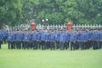 Ratusan ASN Pemkot Tidore mengikuti upacara HUT KORPRI meski diguyur hujan. 