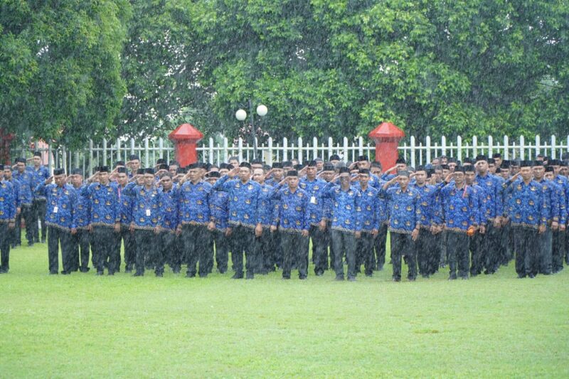 Ratusan ASN Pemkot Tidore mengikuti upacara HUT KORPRI meski diguyur hujan. 
