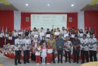 Wali Kota Tidore, Muhammad Sinen foto bersama dengan para guru dan siswa. 