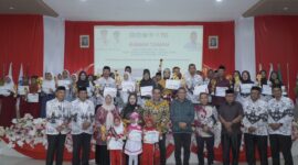 Wali Kota Tidore, Muhammad Sinen foto bersama dengan para guru dan siswa. 