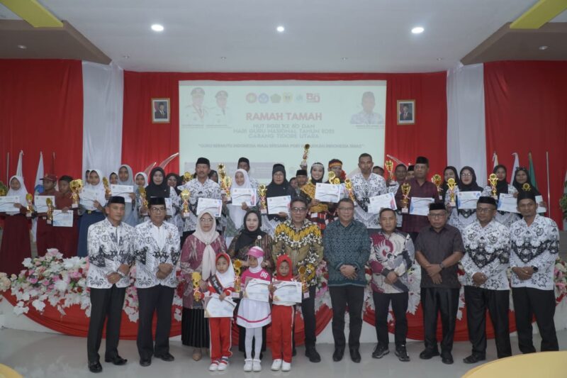 Wali Kota Tidore, Muhammad Sinen foto bersama dengan para guru dan siswa. 