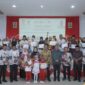 Wali Kota Tidore, Muhammad Sinen foto bersama dengan para guru dan siswa. 