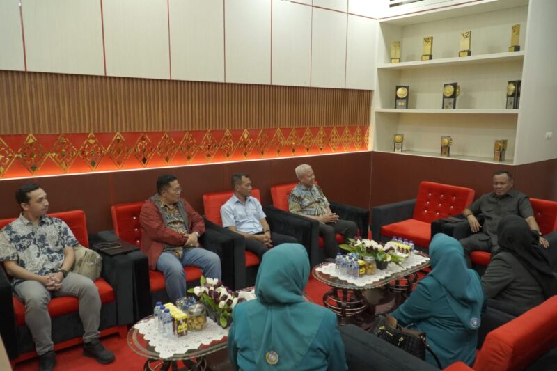 Wali Kota Tidore Kepulauan, Muhammad Sinen, saat menerima kunjungan kerja Tim PT Temas Shipping. 