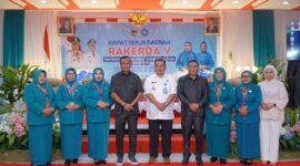 Wali Kota Tidore Muhammad Sinen bersama Ketua PKK, Rahmawati Muhammad pada Rakerda ke-V. 