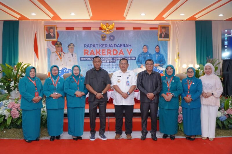 Wali Kota Tidore Muhammad Sinen bersama Ketua PKK, Rahmawati Muhammad pada Rakerda ke-V. 
