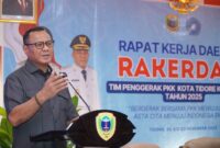 Wali Kota Muhammad Sinen saat membuka Rakerda ke-V PKK Tidore. 