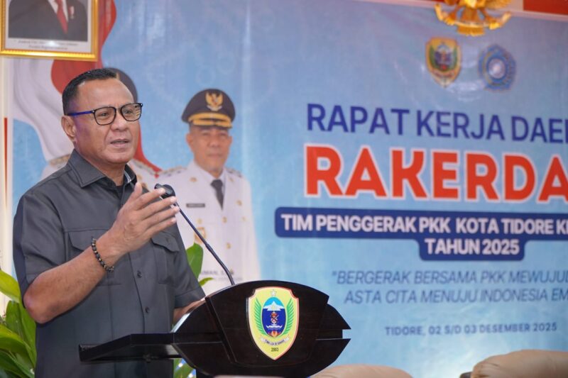 Wali Kota Muhammad Sinen saat membuka Rakerda ke-V PKK Tidore. 