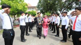 Prosesi penghormatan kepada anggota Polri yang telah wisuda purna bhakti. 