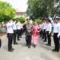 Prosesi penghormatan kepada anggota Polri yang telah wisuda purna bhakti. 