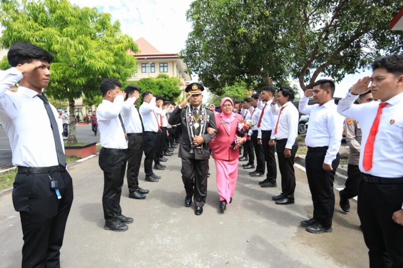 Prosesi penghormatan kepada anggota Polri yang telah wisuda purna bhakti. 
