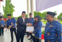 Kepala UPT Puskesmas Rawat Inap Ome, Suciyati J. Sangadji saat menerima sertifikat inovasi. 