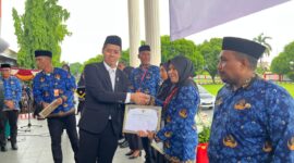 Kepala UPT Puskesmas Rawat Inap Ome, Suciyati J. Sangadji saat menerima sertifikat inovasi. 