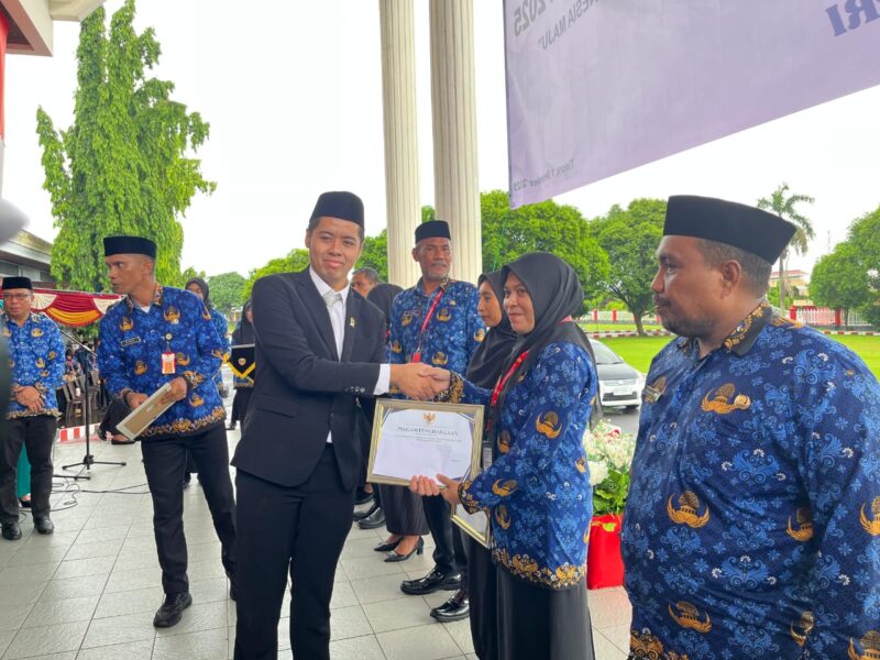 Kepala UPT Puskesmas Rawat Inap Ome, Suciyati J. Sangadji saat menerima sertifikat inovasi. 