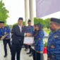 Kepala UPT Puskesmas Rawat Inap Ome, Suciyati J. Sangadji saat menerima sertifikat inovasi. 