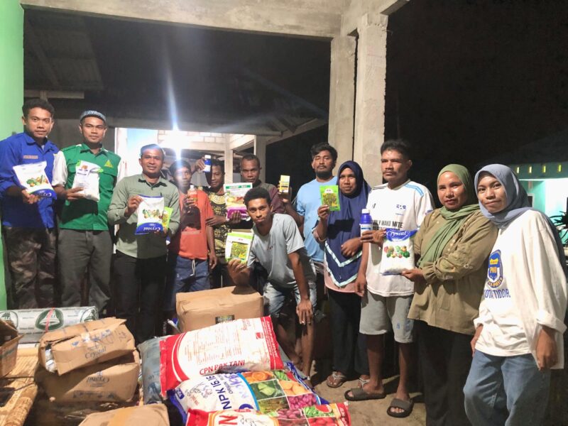 Dinas Pertanian Kota Tidor dan Generasi Muda Nahdlatul Ulama (NU) membagikan bibit kepada petani. 