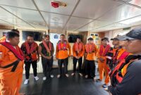 Tim SAR Ternate melakukan persiapan pe cariin korban. 