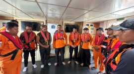 Tim SAR Ternate melakukan persiapan pe cariin korban. 