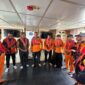Tim SAR Ternate melakukan persiapan pe cariin korban. 