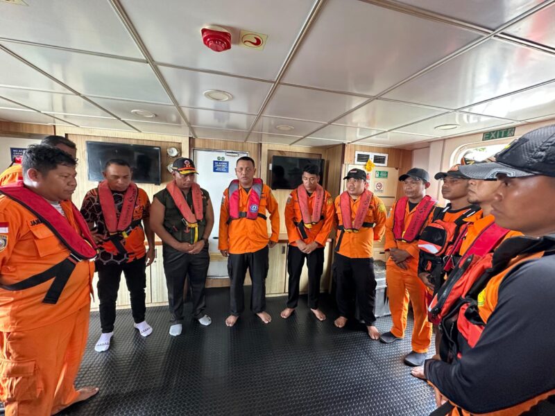 Tim SAR Ternate melakukan persiapan pe cariin korban. 