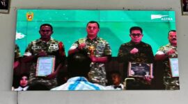 Komandan Kodim 1505/Tidore, Letnan Kolonel Infanteri Wahyu Widya Sasono, didampingi Wakil Wali Kota Tidore Kepulauan Ahmad Laiman saat menerima piagam penghargaan. 